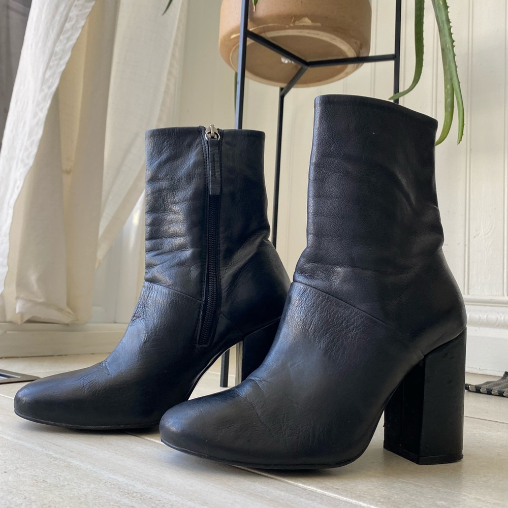 L’intervalle black heeled booties
